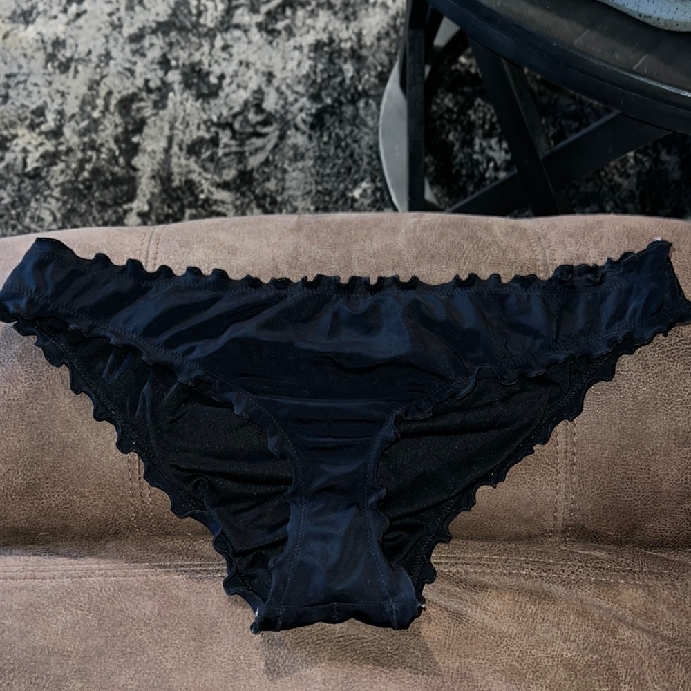 Black ruffled cheeky bikini bottoms